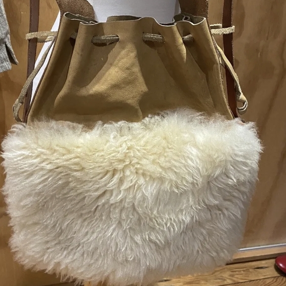 Il Bisonte Handbags - Il Bisonte sherpa bucket bag.